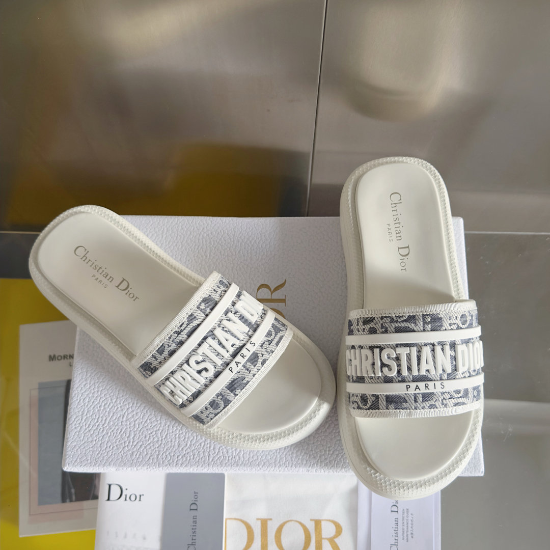 顶级版本：女款
Dior迪奥 最新Dway系列 魔术贴 老花 厚底 凉拖鞋
原版购入开发 做货 这款 D