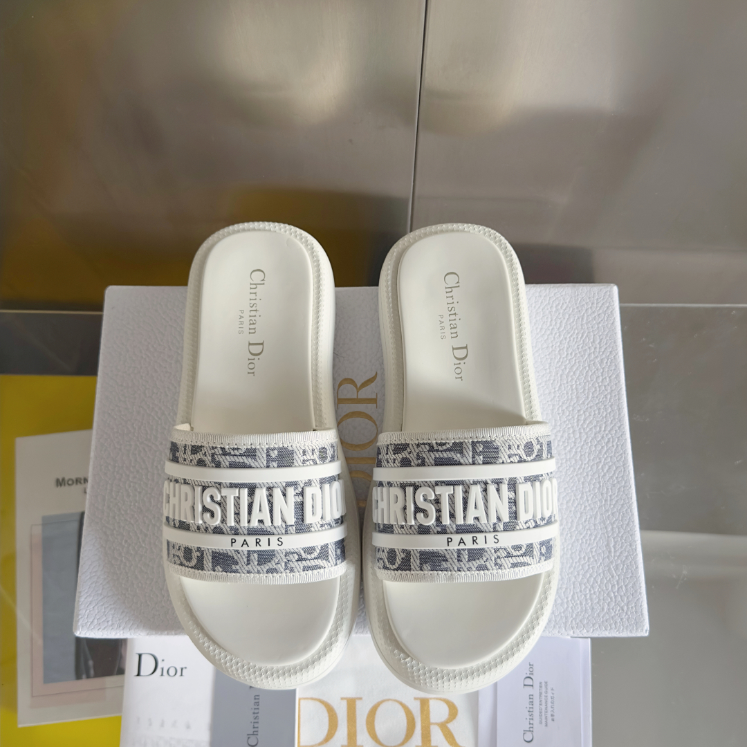 顶级版本：女款
Dior迪奥 最新Dway系列 魔术贴 老花 厚底 凉拖鞋
原版购入开发 做货 这款 D