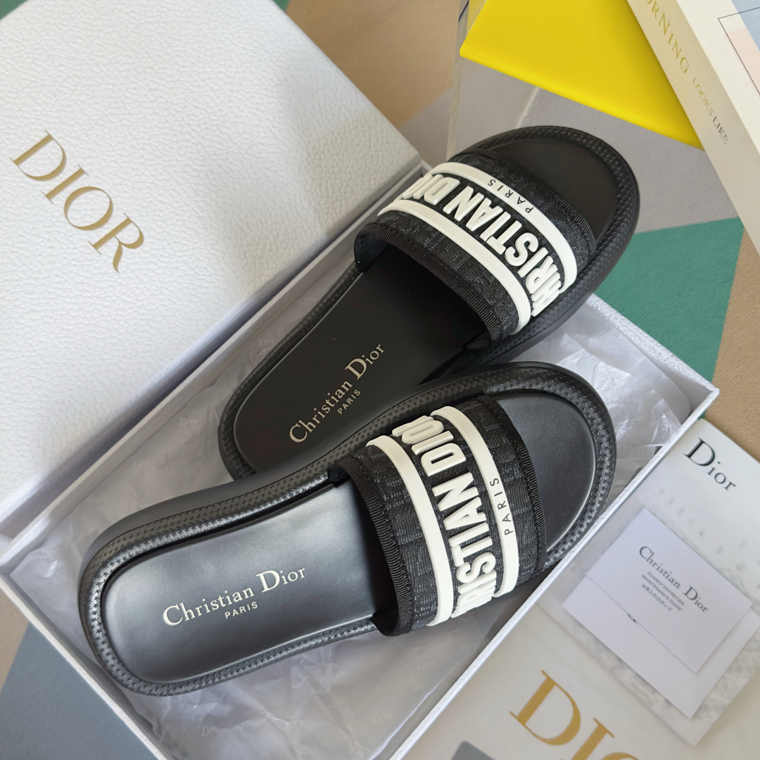 顶级版本：女款
Dior迪奥 最新Dway系列 魔术贴 老花 厚底 凉拖鞋
原版购入开发 做货 这款 D