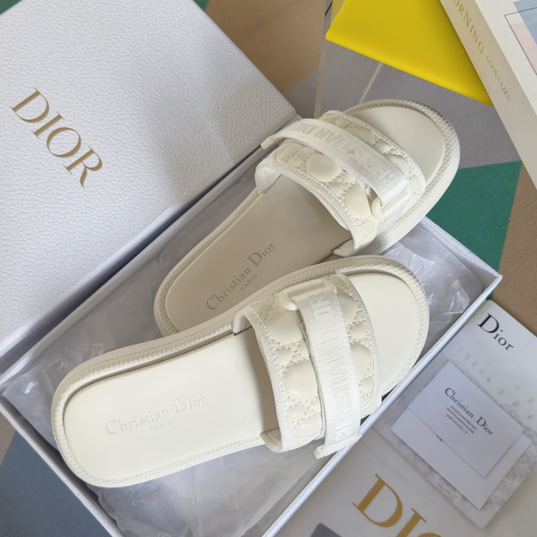 顶级版本:女款
Dior迪奥 最新Dway系列 魔术贴 老花 厚底 凉拖鞋
原版购入开发 做货 这款 D