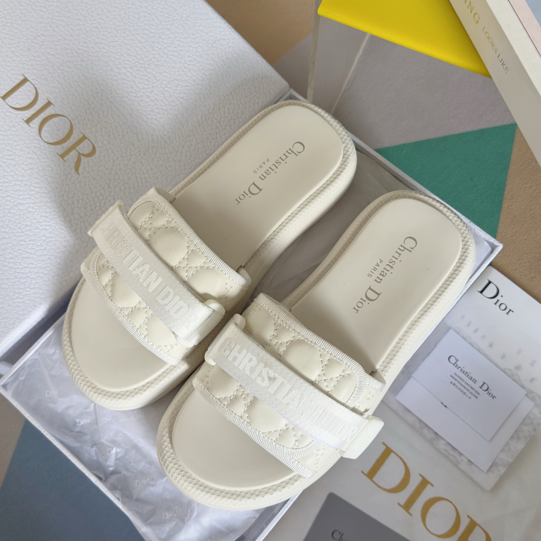 顶级版本:女款
Dior迪奥 最新Dway系列 魔术贴 老花 厚底 凉拖鞋
原版购入开发 做货 这款 D