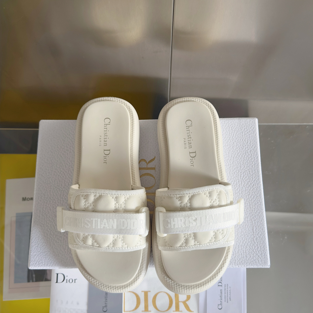 顶级版本:女款
Dior迪奥 最新Dway系列 魔术贴 老花 厚底 凉拖鞋
原版购入开发 做货 这款 D