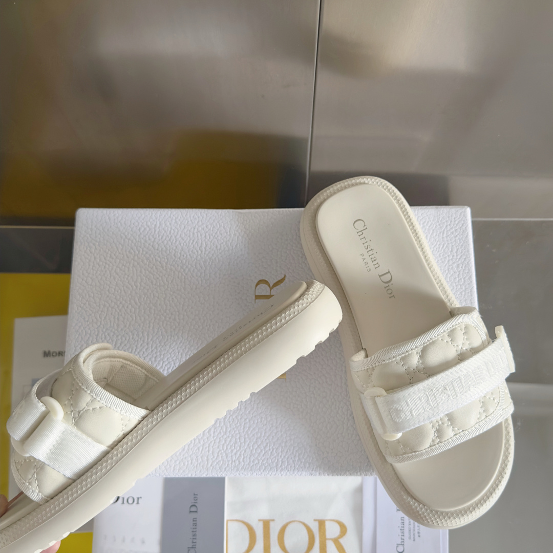 顶级版本:女款
Dior迪奥 最新Dway系列 魔术贴 老花 厚底 凉拖鞋
原版购入开发 做货 这款 D
