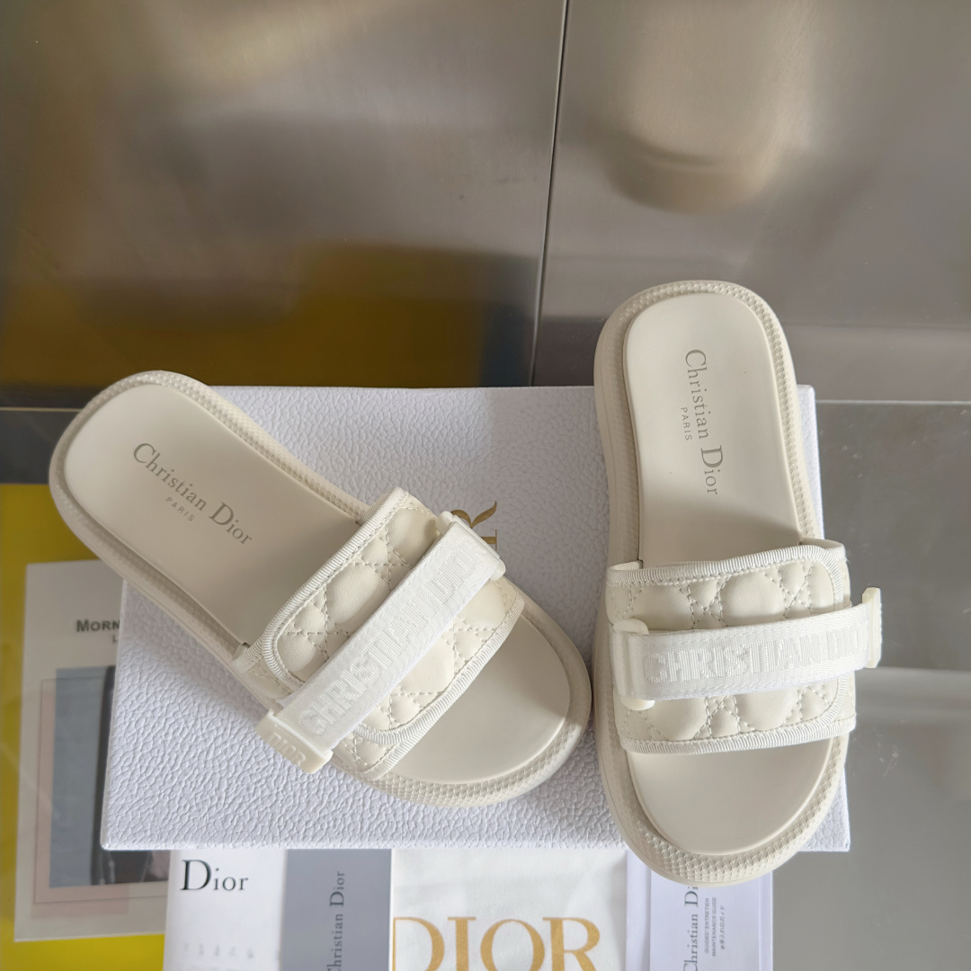 顶级版本:女款
Dior迪奥 最新Dway系列 魔术贴 老花 厚底 凉拖鞋
原版购入开发 做货 这款 D