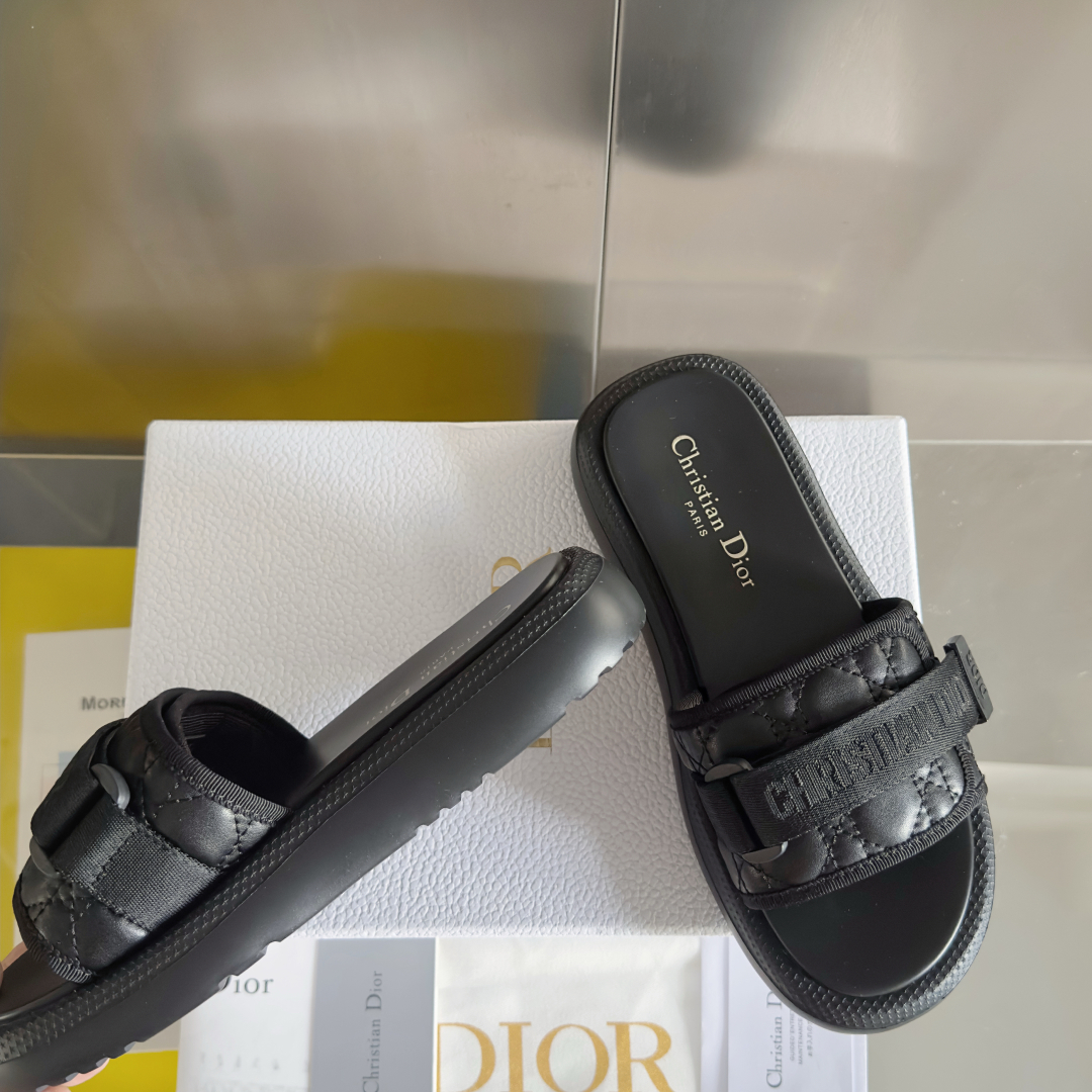 顶级版本：女款
Dior迪奥 最新Dway系列 魔术贴 老花 厚底 凉拖鞋
原版购入开发 做货 这款 D