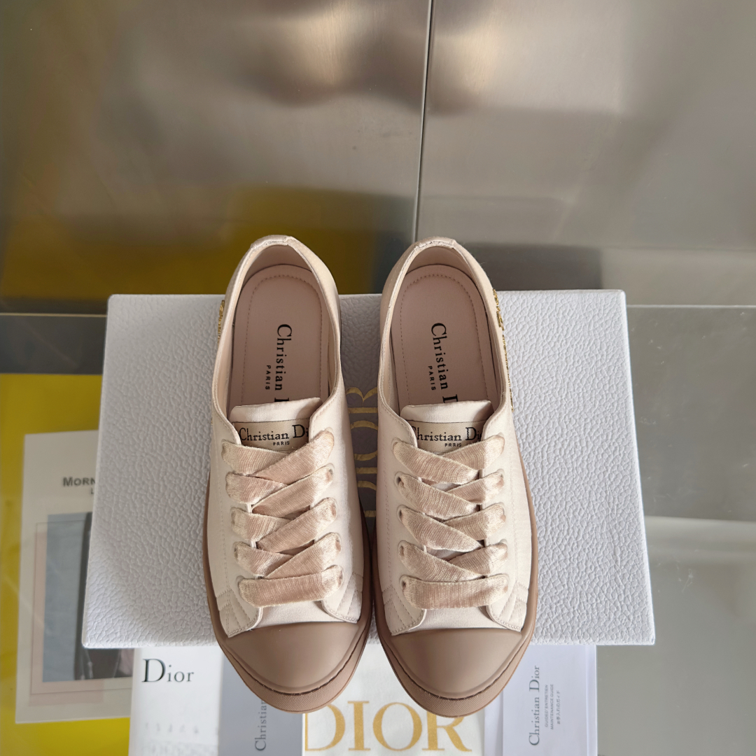 顶级版本：女款
Dior 迪奥 最新Lucky系列 绸缎 小白鞋 休闲 运动鞋
原版购入开发 做货 这款