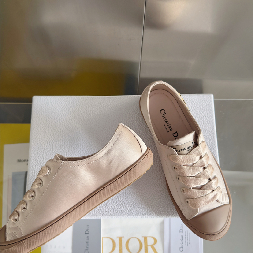 顶级版本：女款
Dior 迪奥 最新Lucky系列 绸缎 小白鞋 休闲 运动鞋
原版购入开发 做货 这款