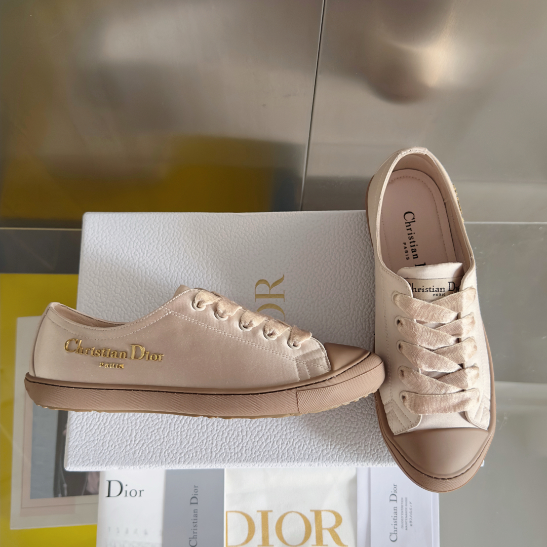 顶级版本：女款
Dior 迪奥 最新Lucky系列 绸缎 小白鞋 休闲 运动鞋
原版购入开发 做货 这款