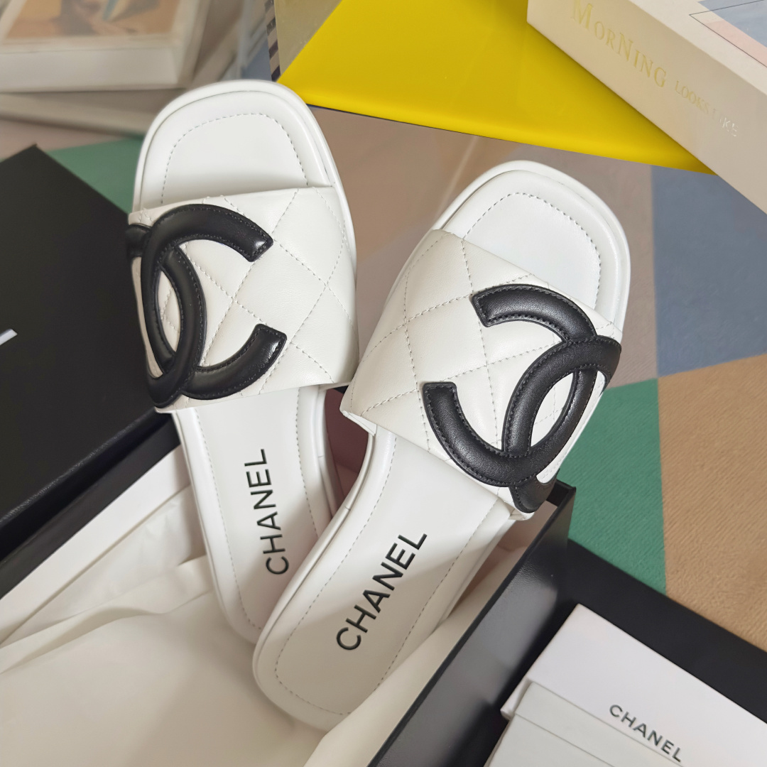 代购级:女款
Chanel香奈儿 中古康鹏 大C logo坡跟 黑白熊猫配色 一字拖 凉鞋
原版购入开发