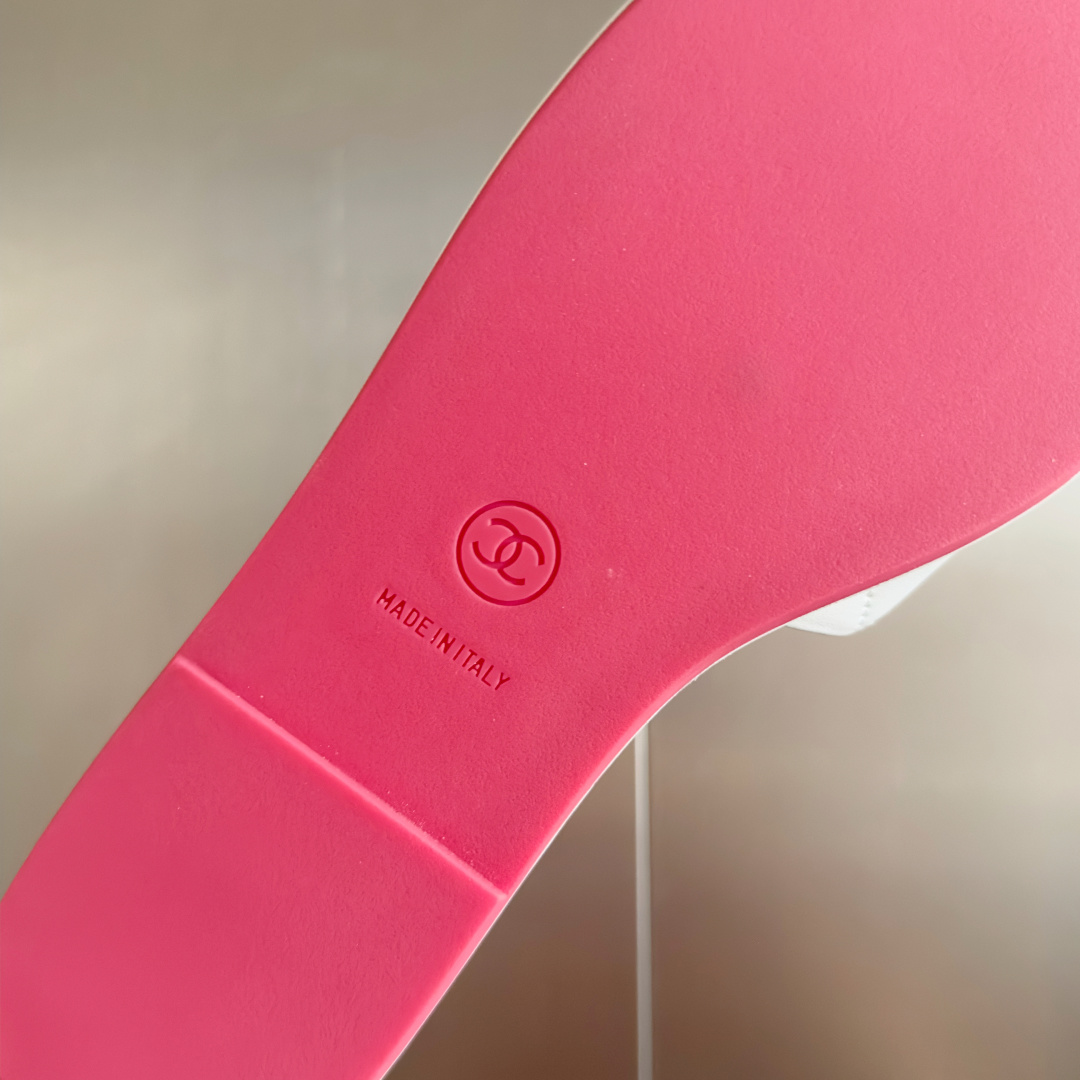 代购级:女款
Chanel香奈儿 中古康鹏 大C logo坡跟 黑白熊猫配色 一字拖 凉鞋
原版购入开发