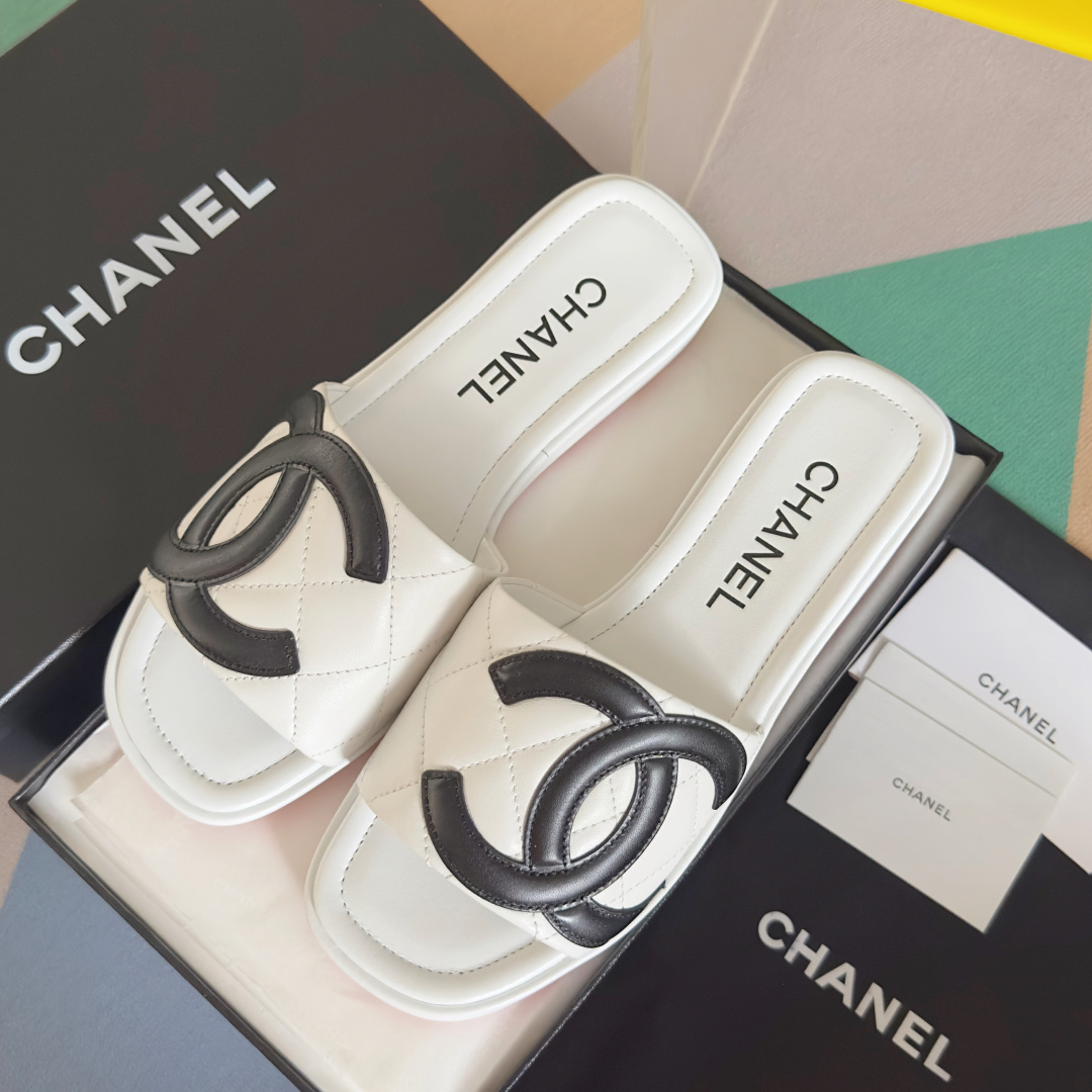 代购级:女款
Chanel香奈儿 中古康鹏 大C logo坡跟 黑白熊猫配色 一字拖 凉鞋
原版购入开发