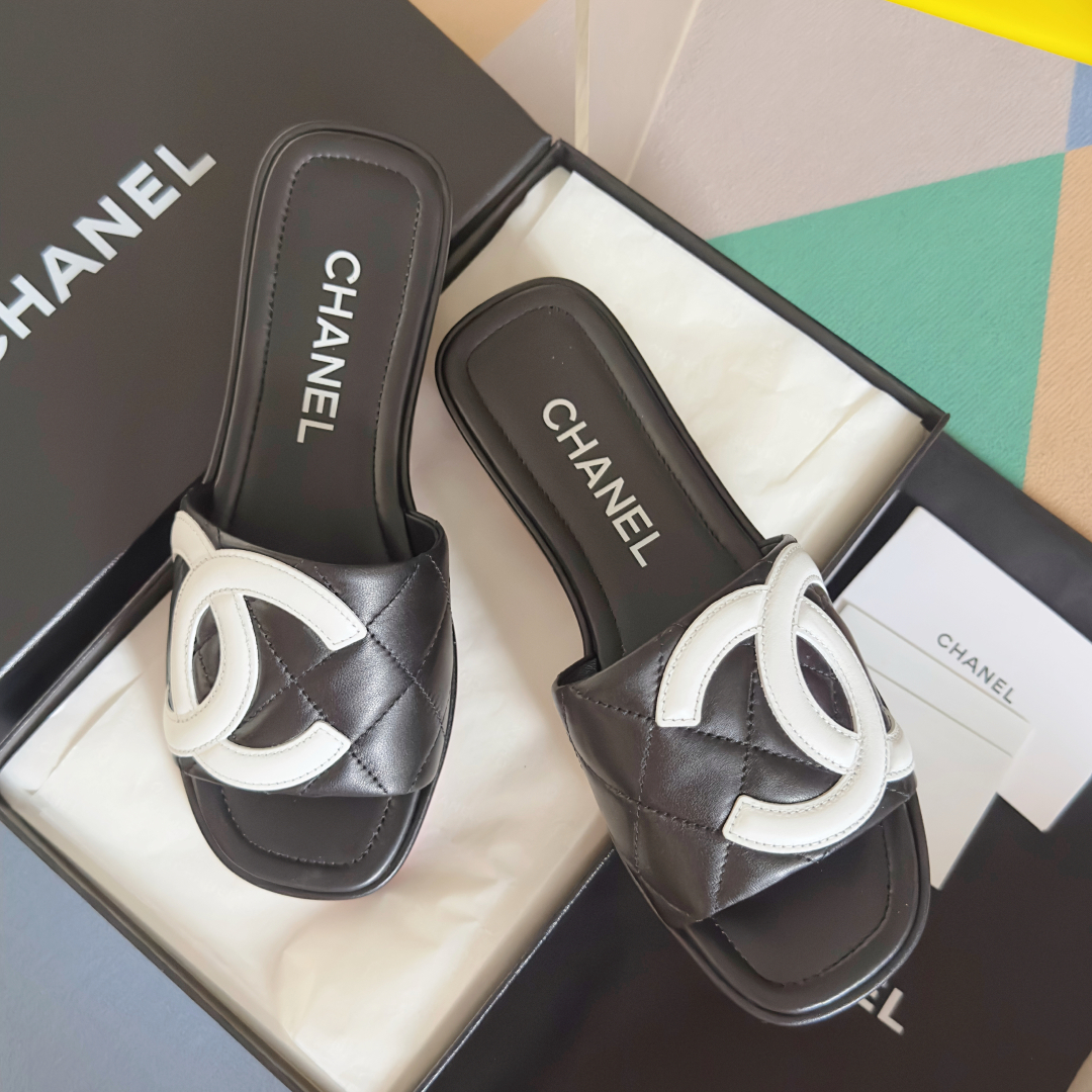 代购级：女款
Chanel香奈儿 中古康鹏 大C logo坡跟 黑白熊猫配色 一字拖 凉鞋
原版购入开发