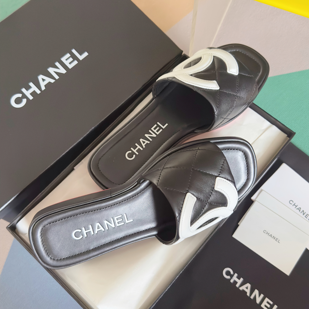 代购级：女款
Chanel香奈儿 中古康鹏 大C logo坡跟 黑白熊猫配色 一字拖 凉鞋
原版购入开发