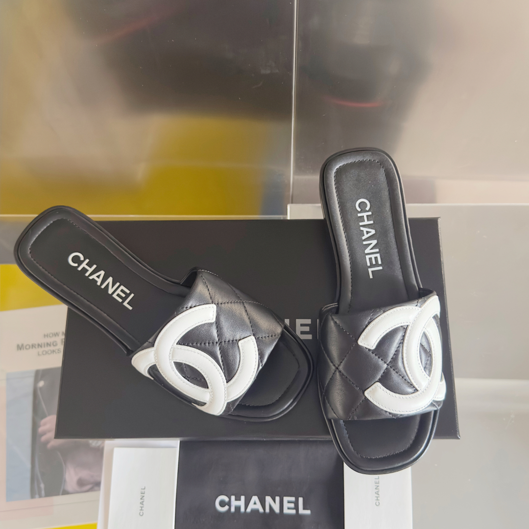 代购级：女款
Chanel香奈儿 中古康鹏 大C logo坡跟 黑白熊猫配色 一字拖 凉鞋
原版购入开发