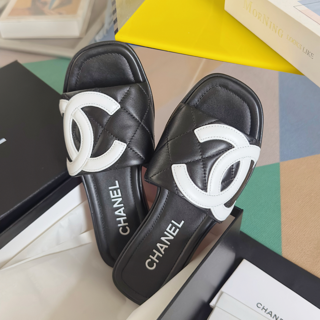 代购级：女款
Chanel香奈儿 中古康鹏 大C logo坡跟 黑白熊猫配色 一字拖 凉鞋
原版购入开发