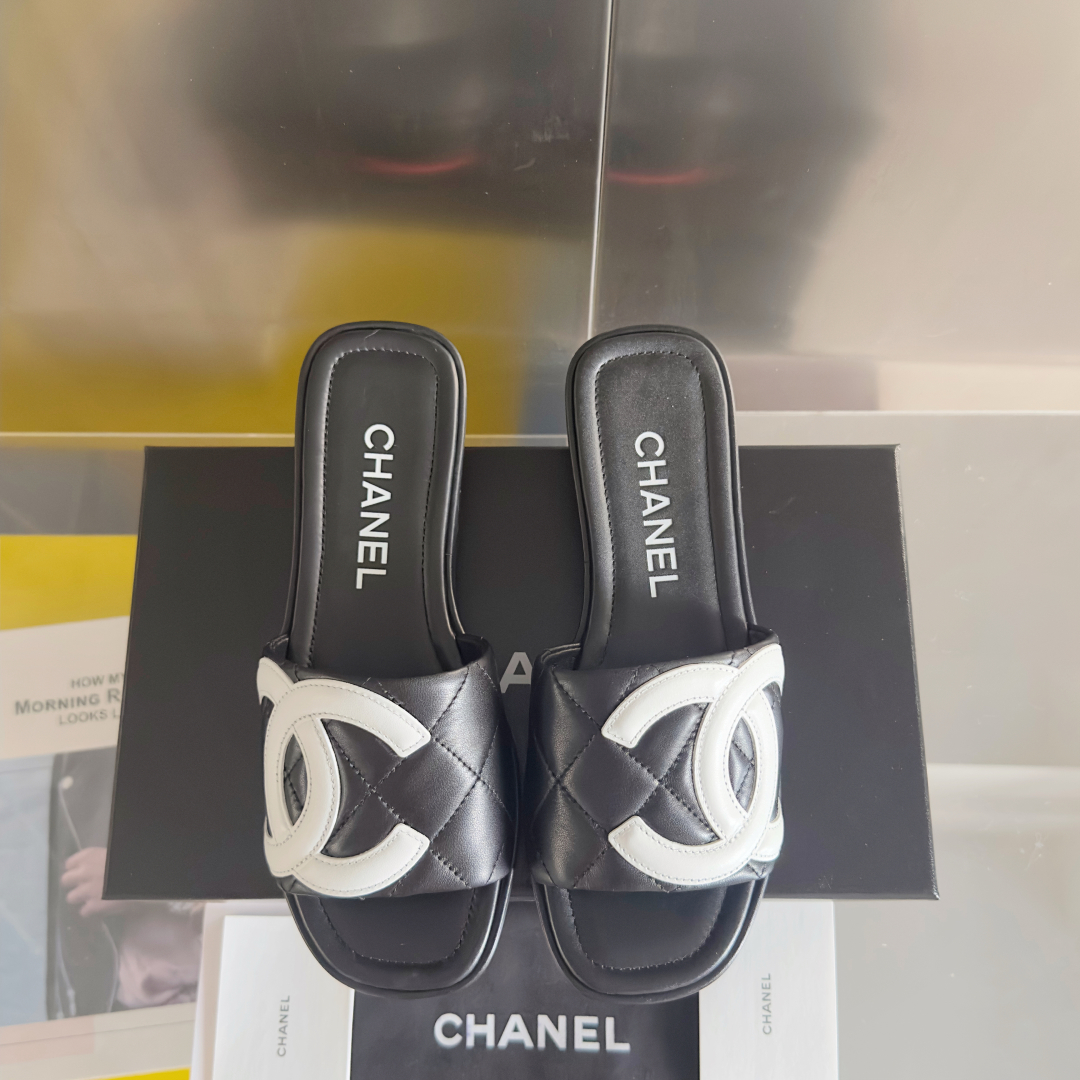 代购级：女款
Chanel香奈儿 中古康鹏 大C logo坡跟 黑白熊猫配色 一字拖 凉鞋
原版购入开发