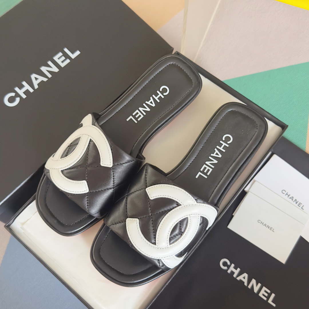 代购级：女款
Chanel香奈儿 中古康鹏 大C logo坡跟 黑白熊猫配色 一字拖 凉鞋
原版购入开发