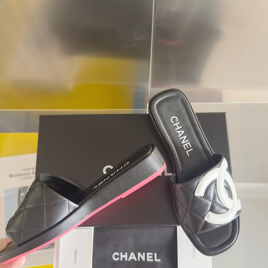 代购级：女款
Chanel香奈儿 中古康鹏 大C logo坡跟 黑白熊猫配色 一字拖 凉鞋
原版购入开发