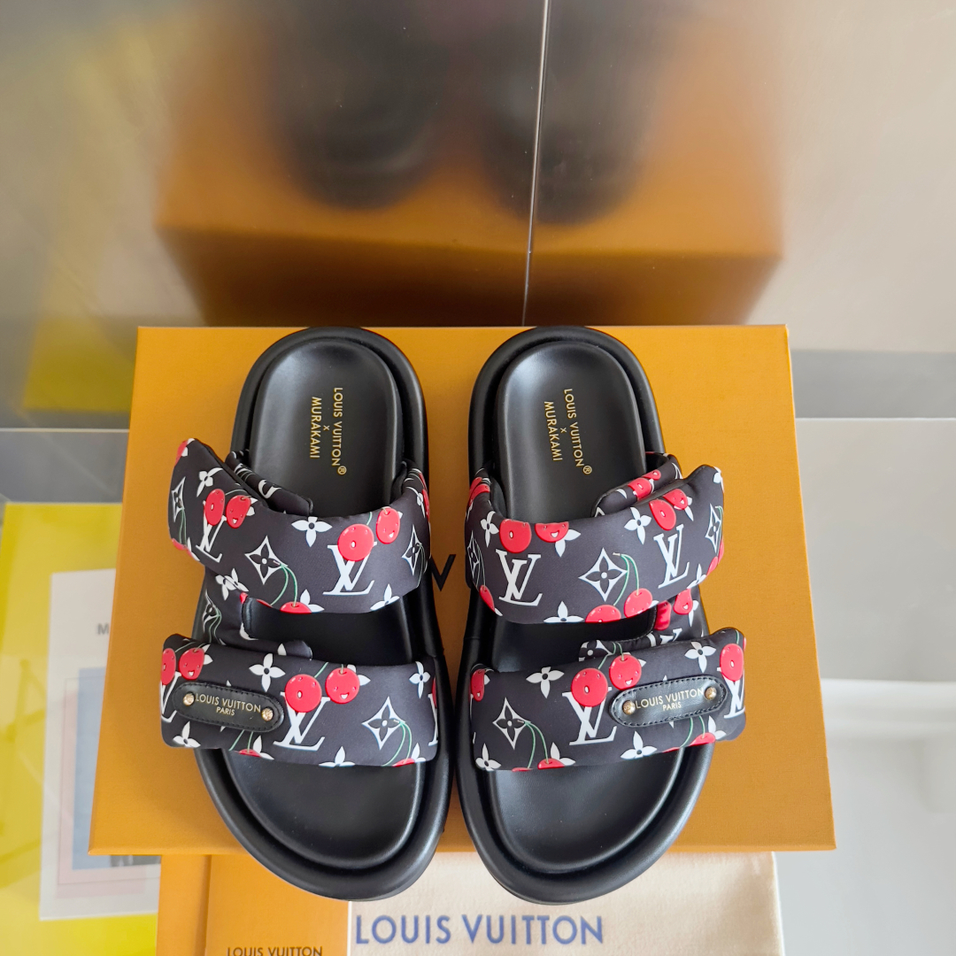 顶级版本：
LV x TM 路易威登 L家 驴牌Pool Pillow Comfort系列 魔术贴 老花