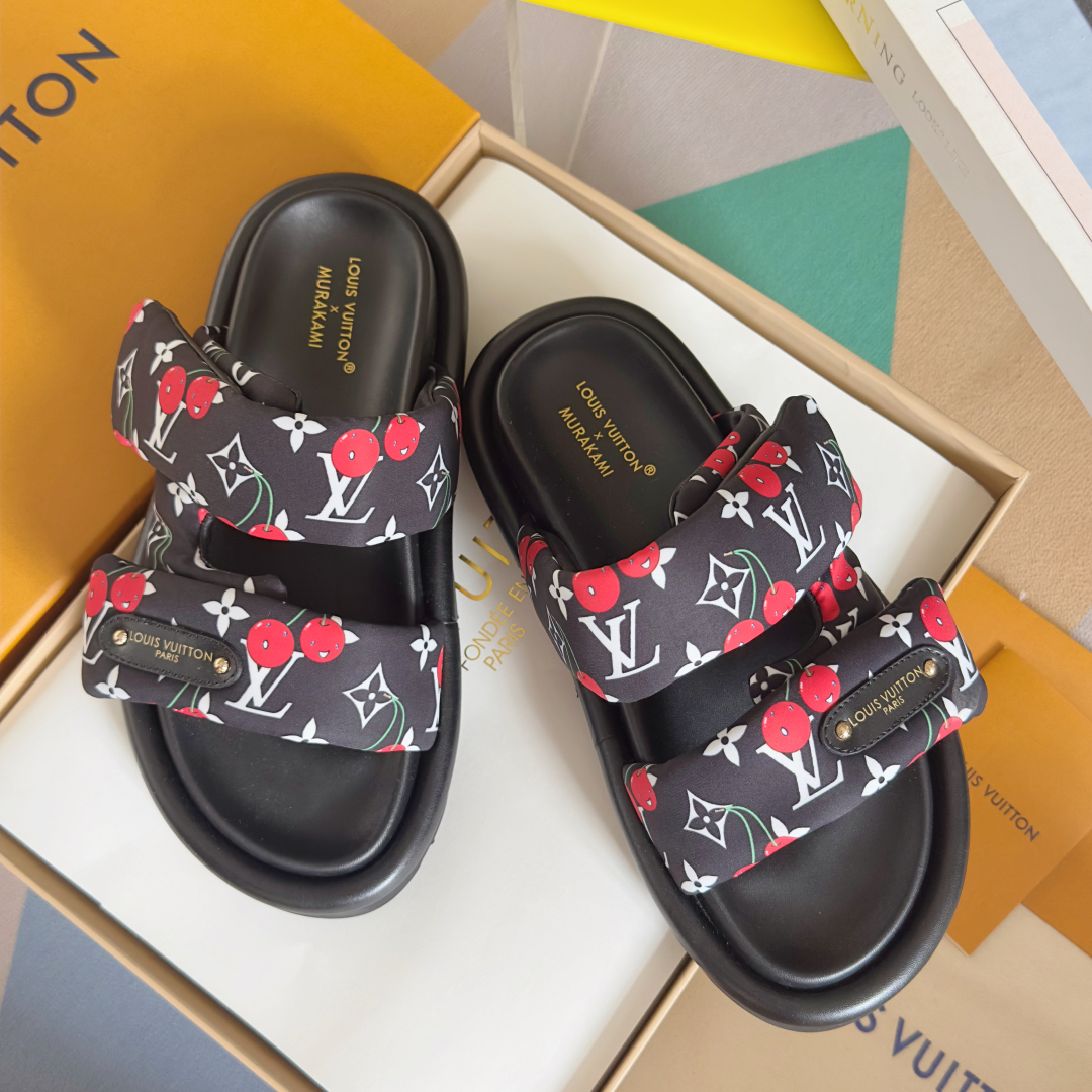顶级版本：
LV x TM 路易威登 L家 驴牌Pool Pillow Comfort系列 魔术贴 老花