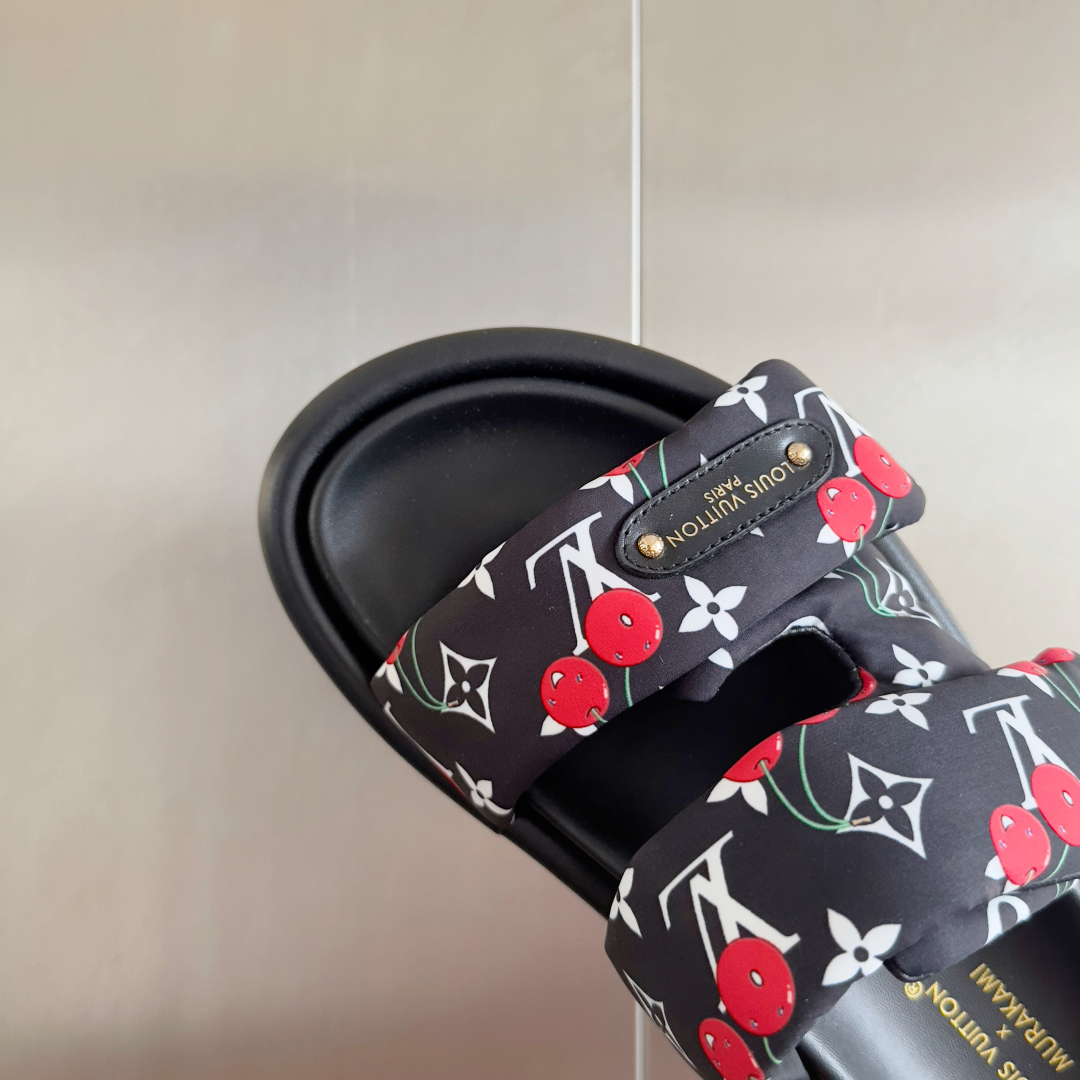 顶级版本：
LV x TM 路易威登 L家 驴牌Pool Pillow Comfort系列 魔术贴 老花