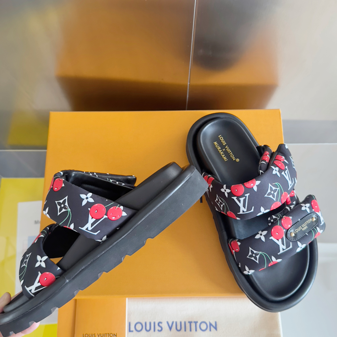 顶级版本：
LV x TM 路易威登 L家 驴牌Pool Pillow Comfort系列 魔术贴 老花