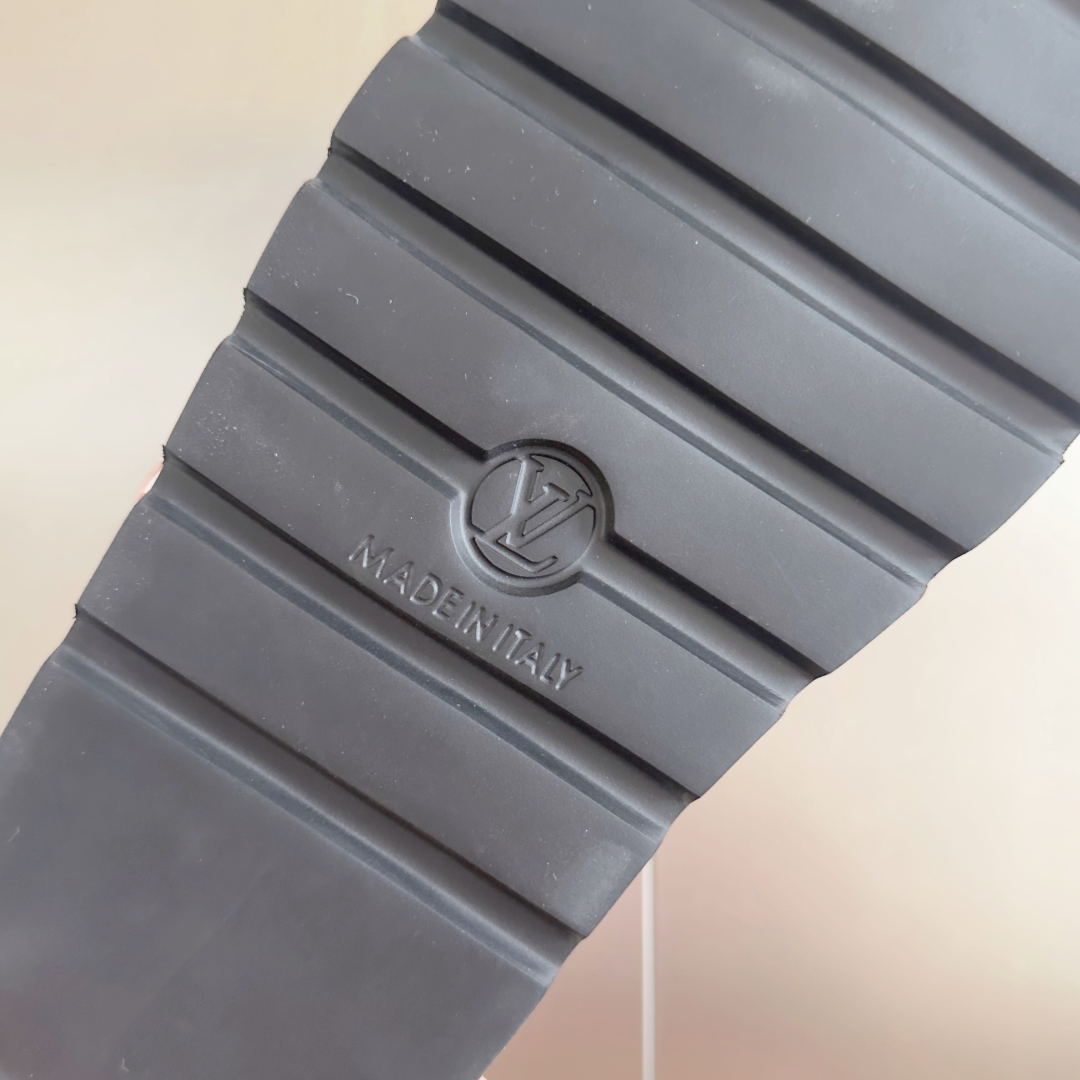 顶级版本：
LV x TM 路易威登 L家 驴牌Pool Pillow Comfort系列 魔术贴 老花