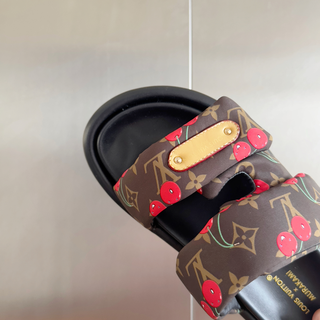 顶级版本：
LV x TM 路易威登 L家 驴牌Pool Pillow Comfort系列 魔术贴 老花