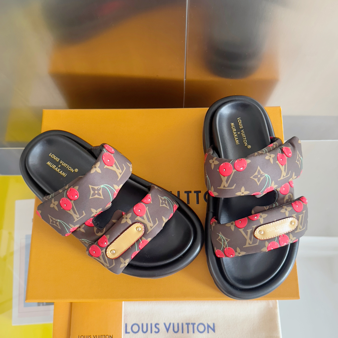 顶级版本：
LV x TM 路易威登 L家 驴牌Pool Pillow Comfort系列 魔术贴 老花
