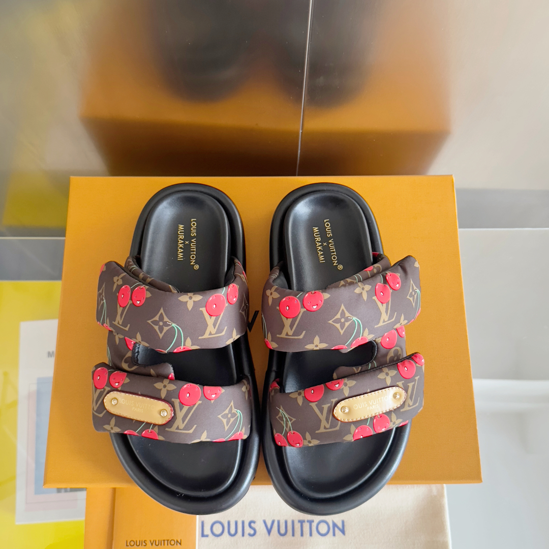 顶级版本：
LV x TM 路易威登 L家 驴牌Pool Pillow Comfort系列 魔术贴 老花