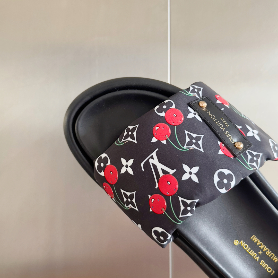 顶级版本：
LV x TM 路易威登 L家 驴牌Pool Pillow Comfort系列 魔术贴 老花