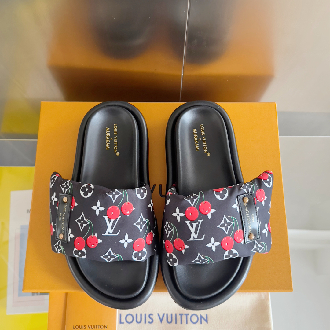 顶级版本：
LV x TM 路易威登 L家 驴牌Pool Pillow Comfort系列 魔术贴 老花
