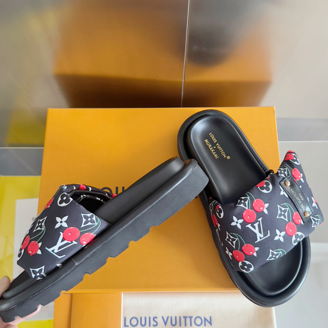 顶级版本：
LV x TM 路易威登 L家 驴牌Pool Pillow Comfort系列 魔术贴 老花