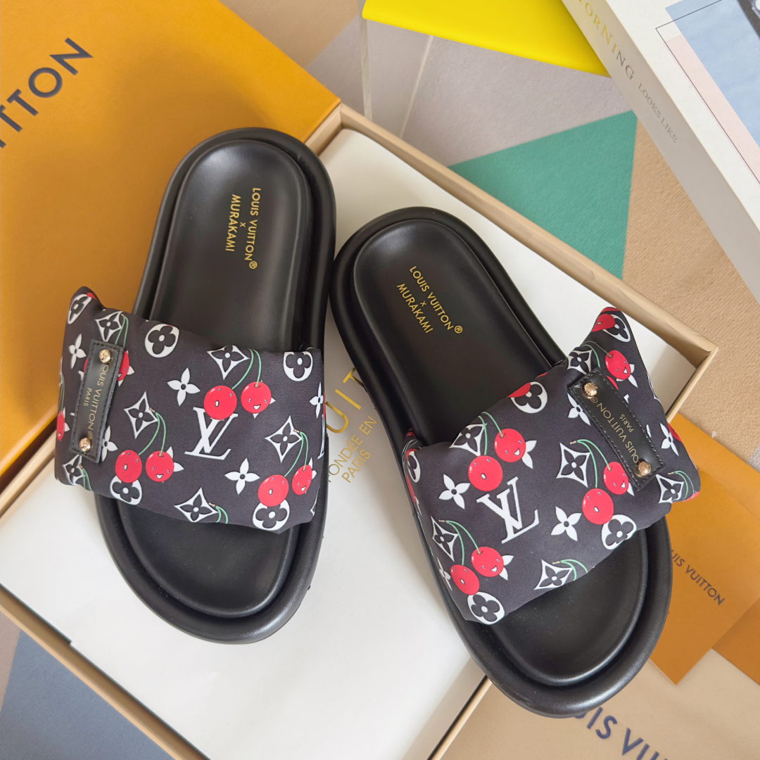 顶级版本：
LV x TM 路易威登 L家 驴牌Pool Pillow Comfort系列 魔术贴 老花