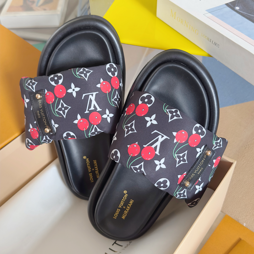 顶级版本：
LV x TM 路易威登 L家 驴牌Pool Pillow Comfort系列 魔术贴 老花