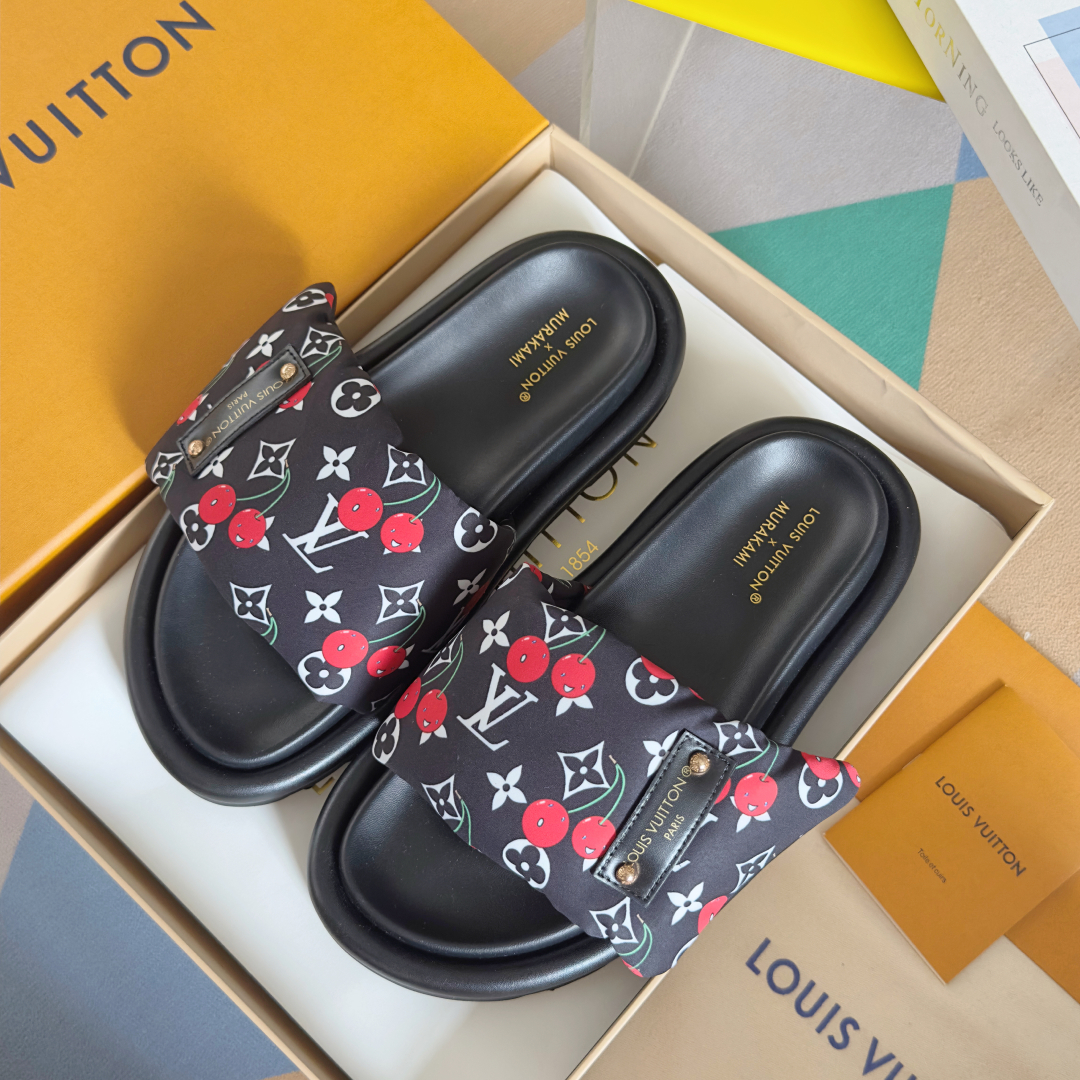 顶级版本：
LV x TM 路易威登 L家 驴牌Pool Pillow Comfort系列 魔术贴 老花