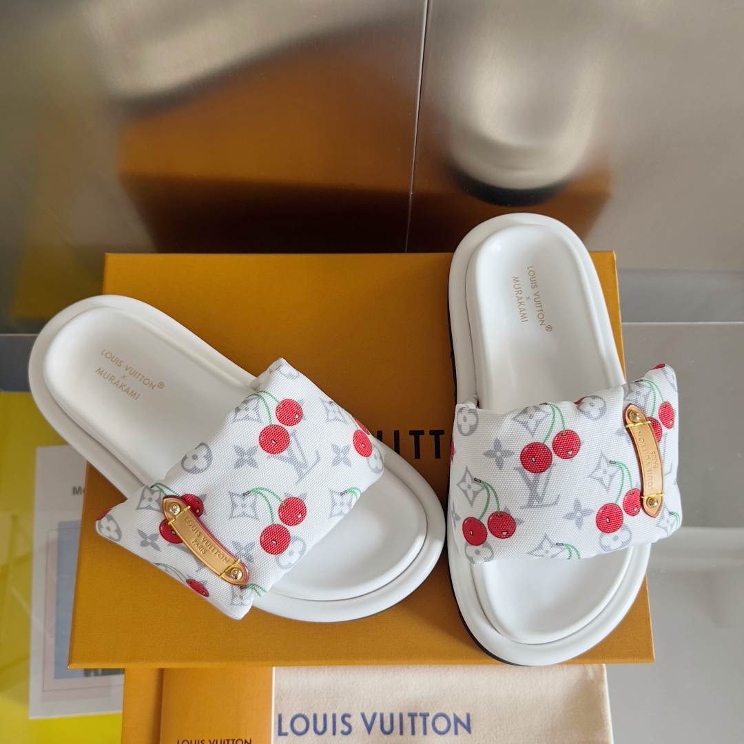 顶级版本：
LV x TM 路易威登 L家 驴牌Pool Pillow Comfort系列 魔术贴 老花
