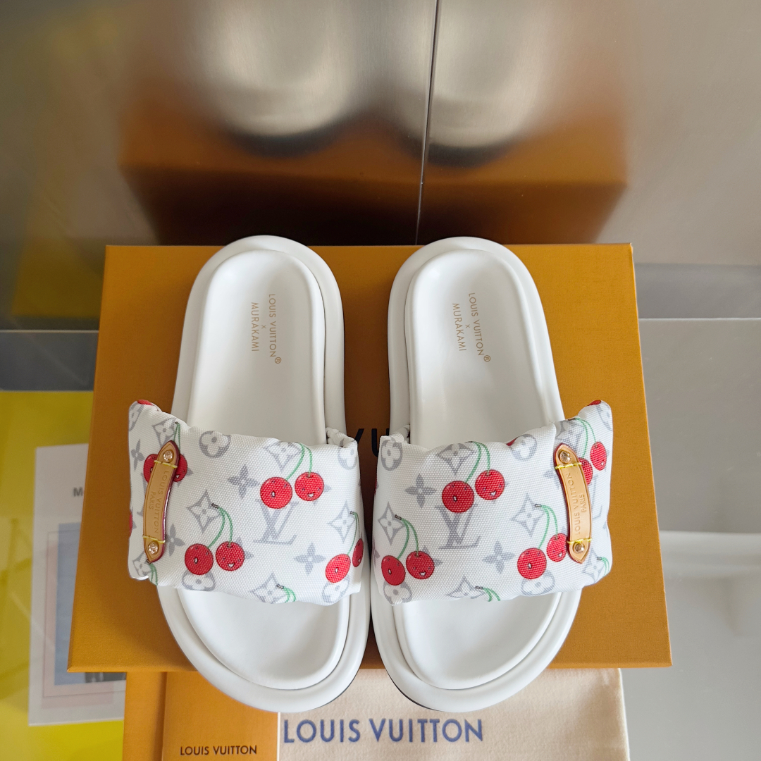 顶级版本：
LV x TM 路易威登 L家 驴牌Pool Pillow Comfort系列 魔术贴 老花