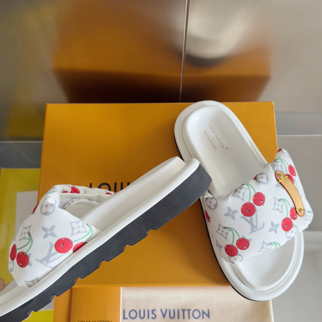 顶级版本：
LV x TM 路易威登 L家 驴牌Pool Pillow Comfort系列 魔术贴 老花