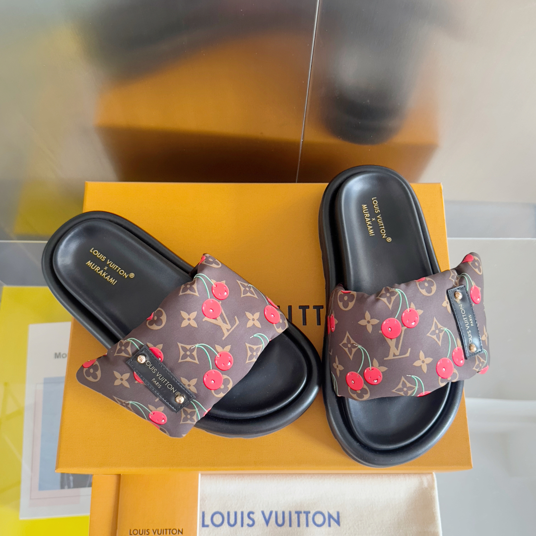 顶级版本：
LV x TM 路易威登 L家 驴牌Pool Pillow Comfort系列 魔术贴 老花