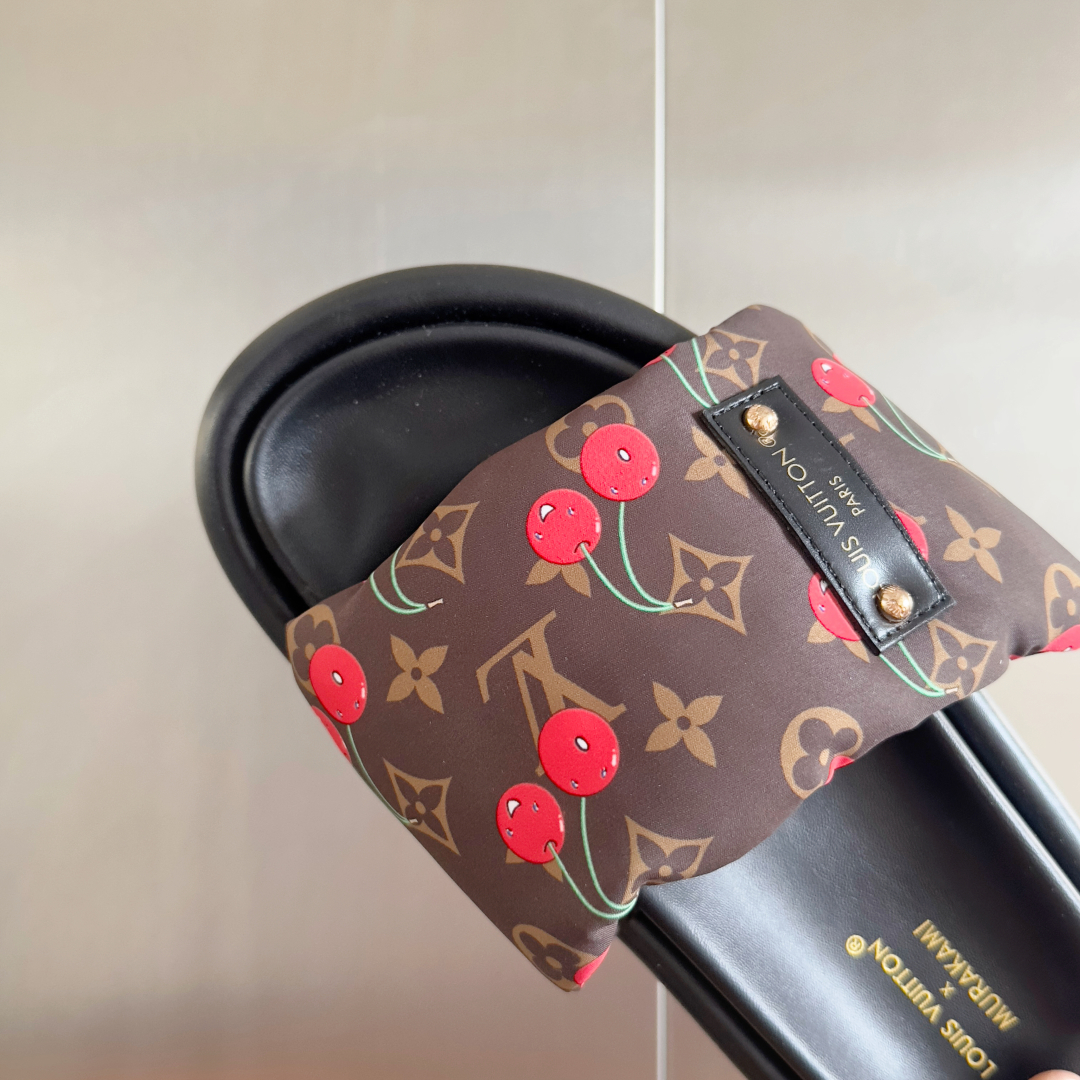 顶级版本：
LV x TM 路易威登 L家 驴牌Pool Pillow Comfort系列 魔术贴 老花