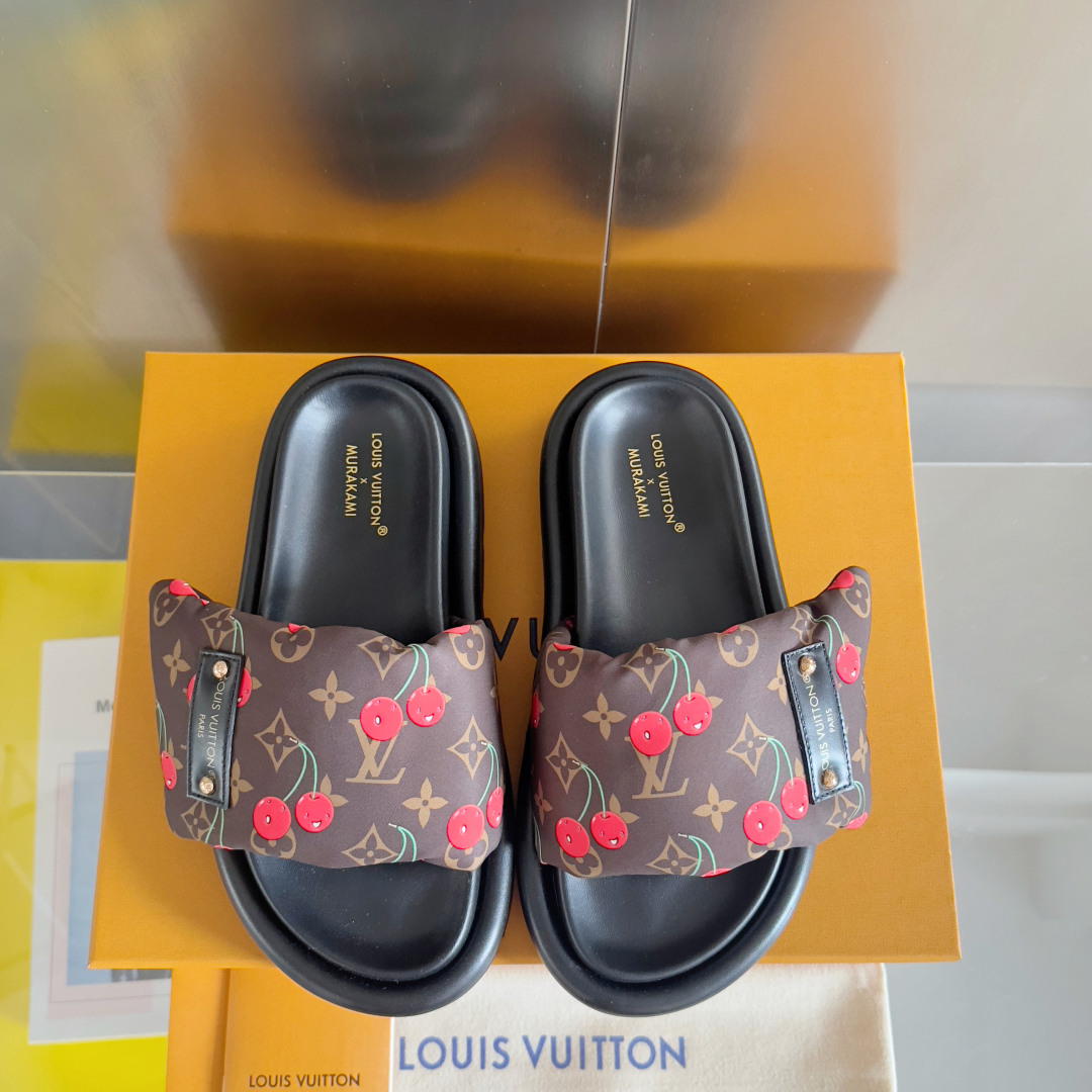 顶级版本：
LV x TM 路易威登 L家 驴牌Pool Pillow Comfort系列 魔术贴 老花