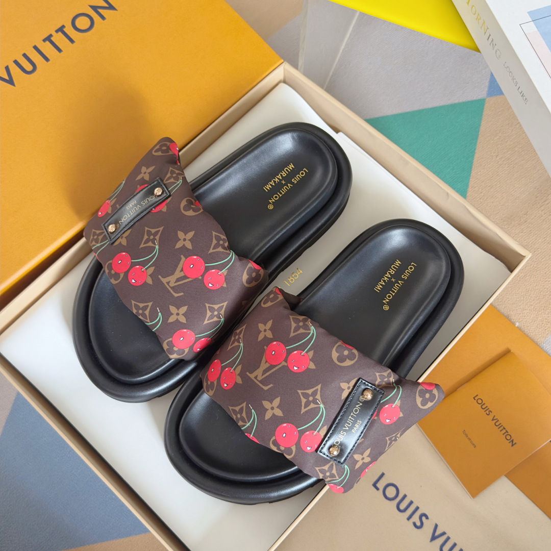 顶级版本：
LV x TM 路易威登 L家 驴牌Pool Pillow Comfort系列 魔术贴 老花