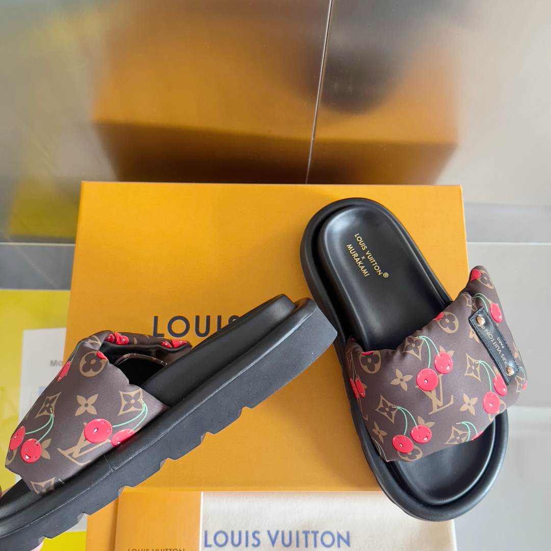 顶级版本：
LV x TM 路易威登 L家 驴牌Pool Pillow Comfort系列 魔术贴 老花