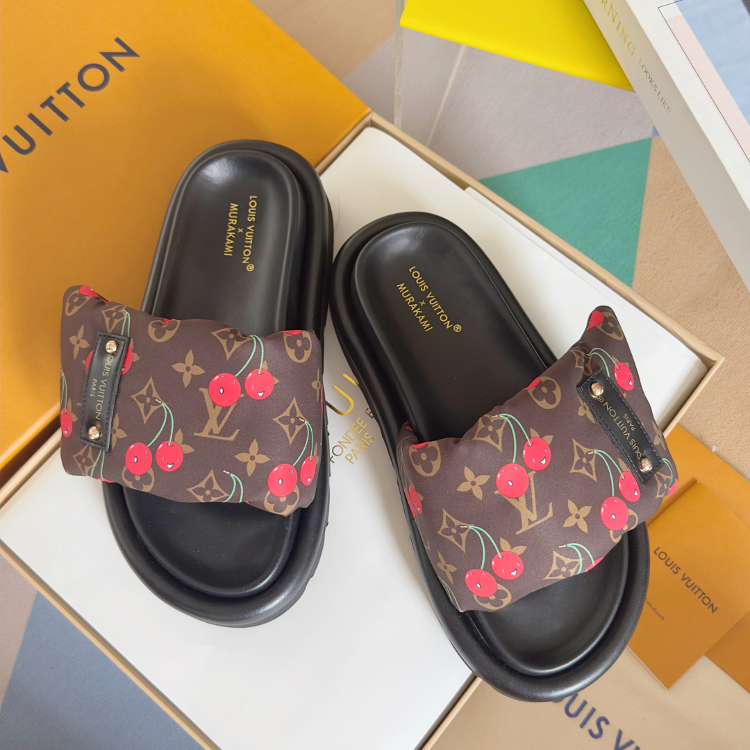 顶级版本：
LV x TM 路易威登 L家 驴牌Pool Pillow Comfort系列 魔术贴 老花