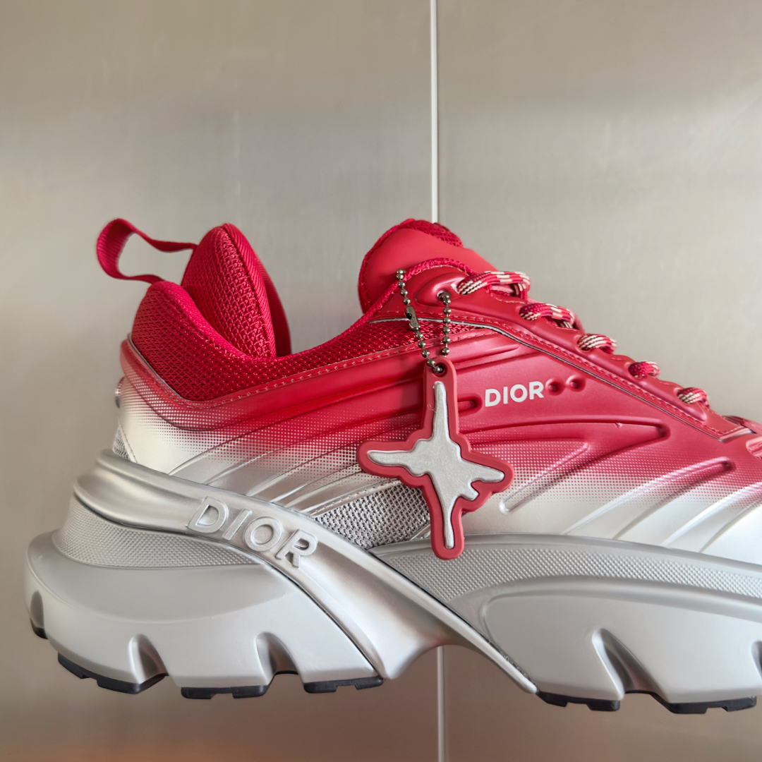顶级版本：
Lewis Hamilton x Dior B44 Blade系列 限定款 渐变色 运动鞋 