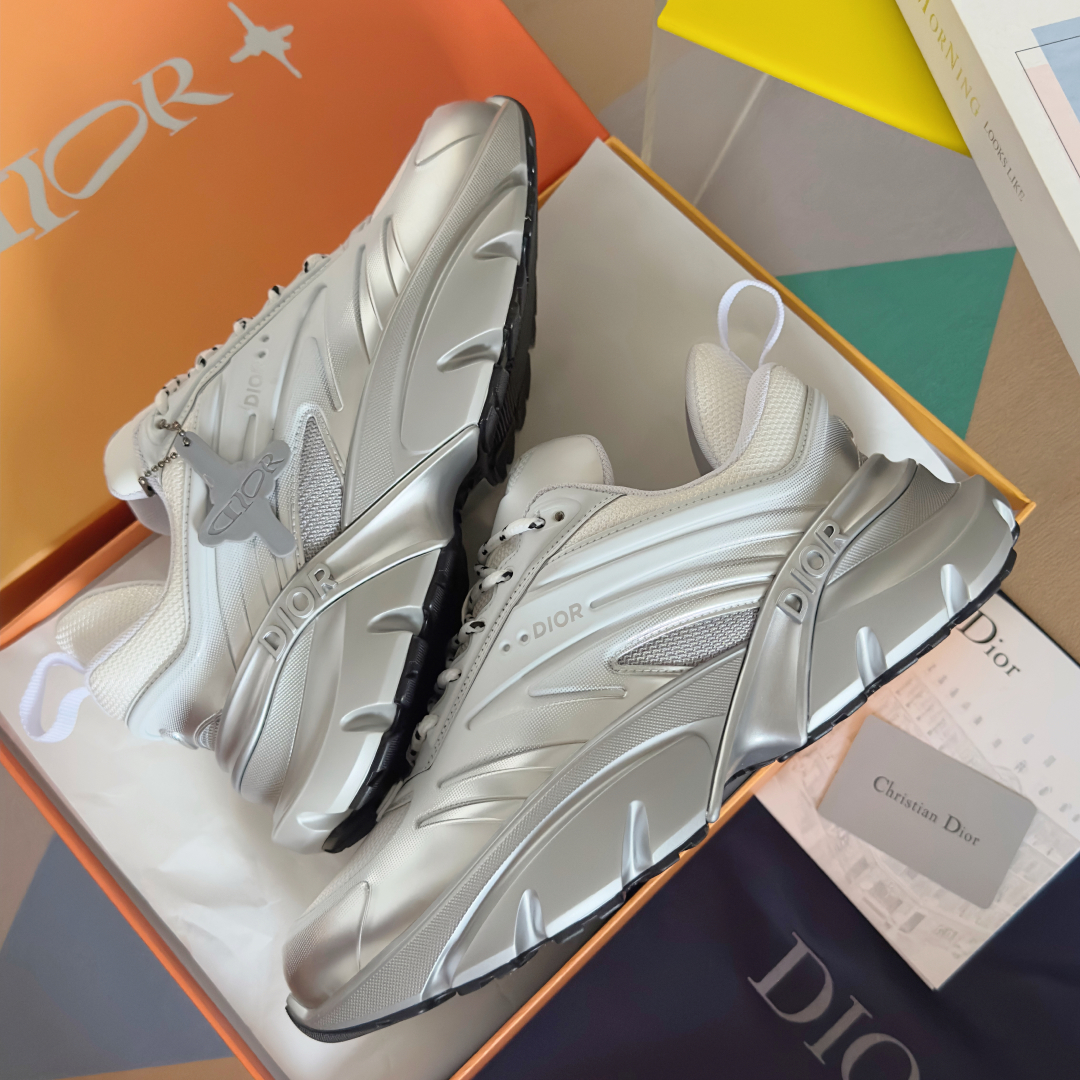 顶级版本：
Lewis Hamilton x Dior B44 Blade系列 限定款 渐变色 运动鞋 