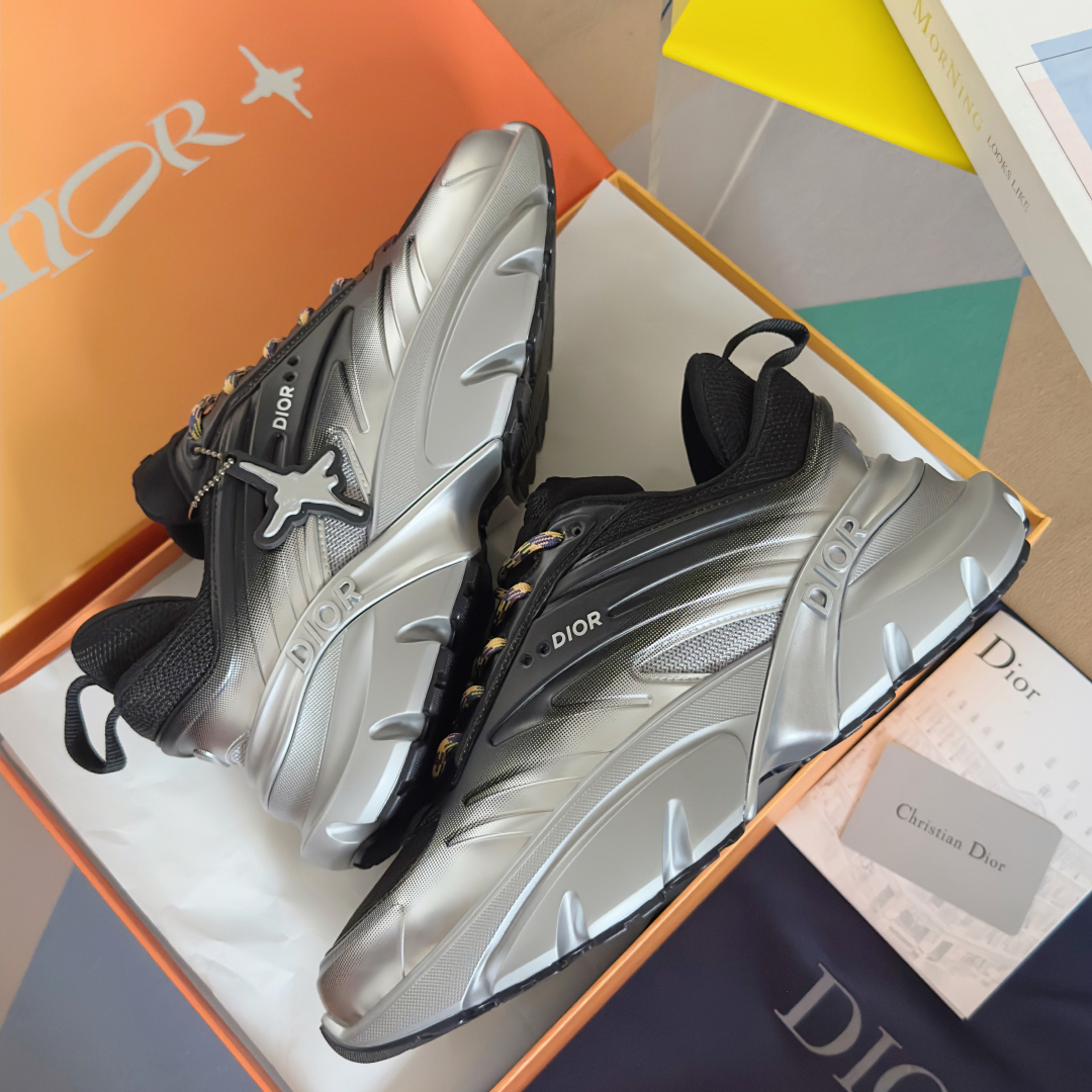 顶级版本：
Lewis Hamilton x Dior B44 Blade系列 限定款 渐变色 运动鞋 
