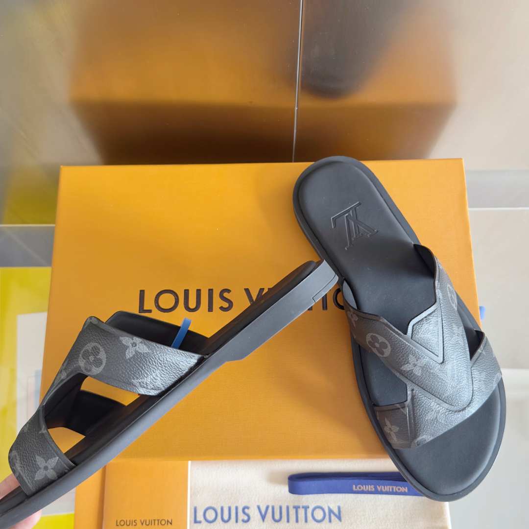 顶级版本：
LV路易威登 L家 驴牌 最新Oasis系列 老花 凉鞋 拖鞋 
原版购入开发 做货 本款 
