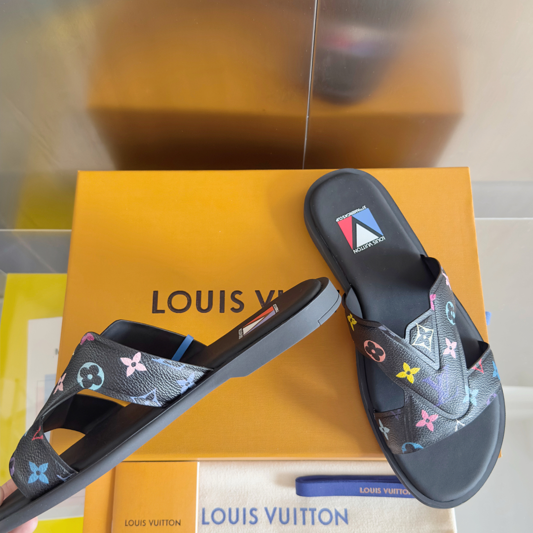 顶级版本：
LV路易威登 L家 驴牌 最新Oasis系列 老花 凉鞋 拖鞋 
原版购入开发 做货 本款 